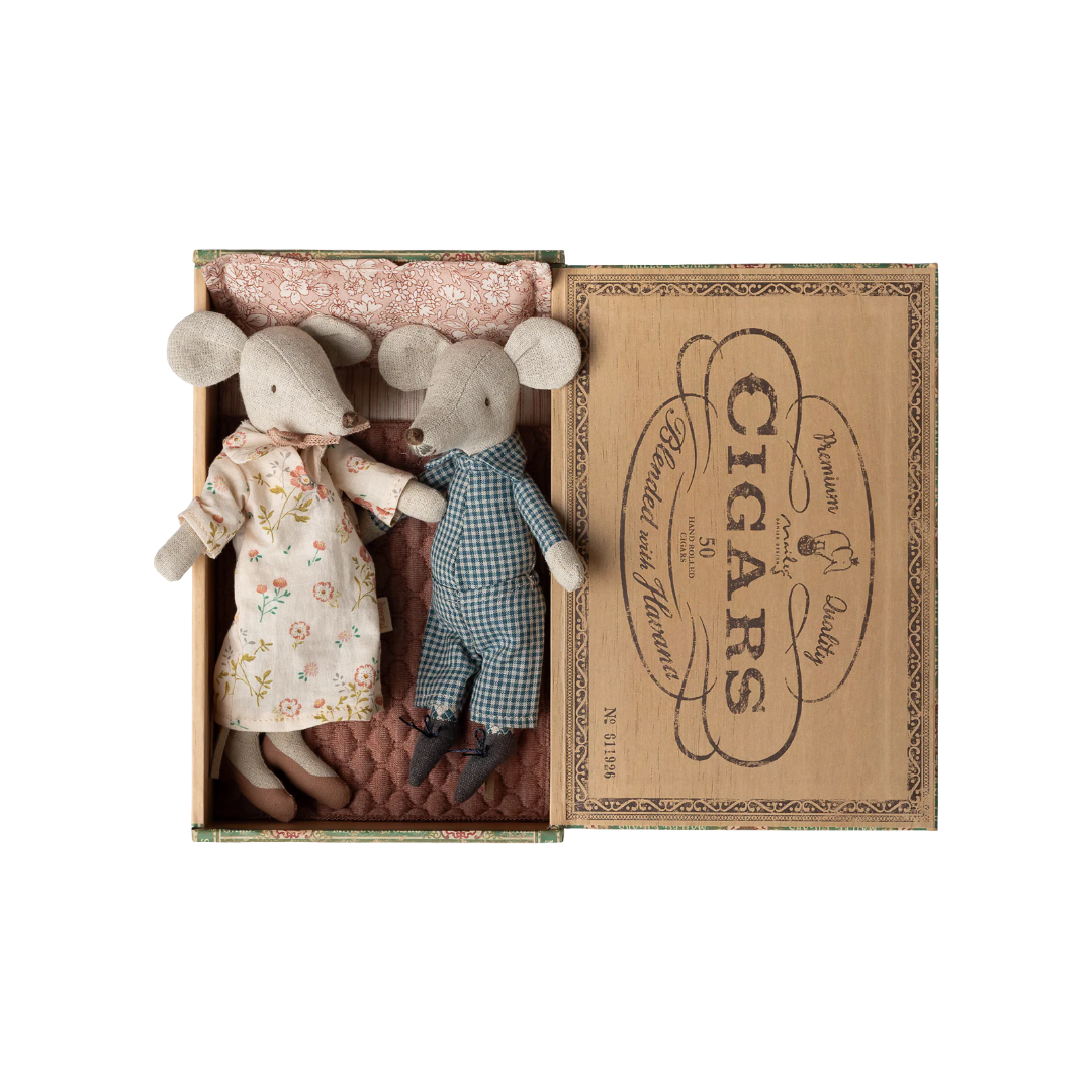 Grandma & Grandpa Mice in Cigarbox